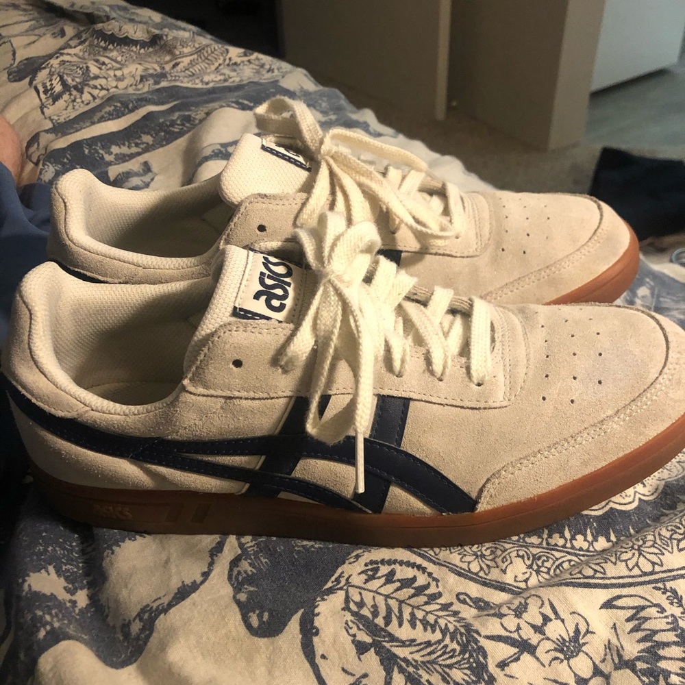 9 1/2 ASICS gel vikka trs.